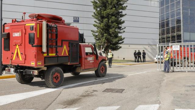 Efectivos de la UME a la puerta de Feria Valencia, la improvisada morgue para las víctimas de la DANA.