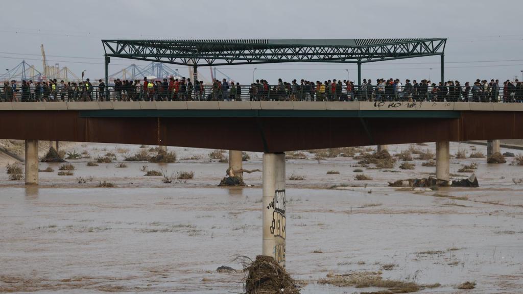 Cientos de personas cruzan los puentes a pie para ayudar a los municipios más afectados