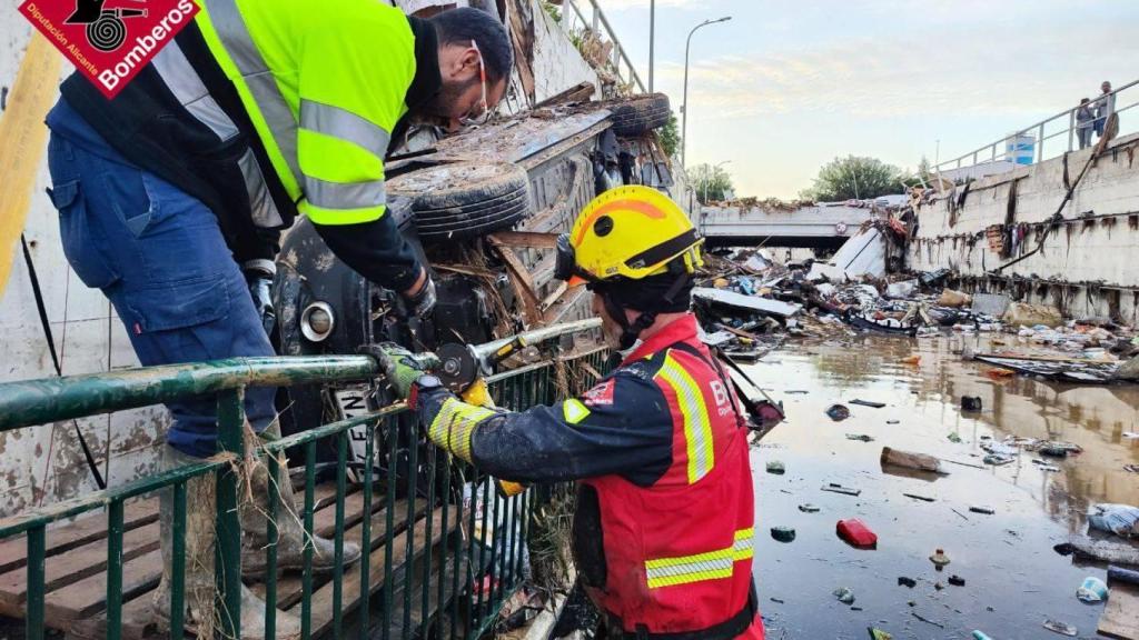 Los bomberos de Alicante esta madrugada en Aldaia.