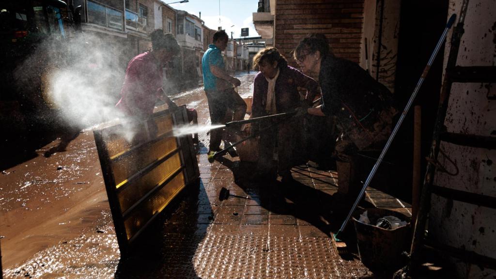 Vecinos y voluntarios limpian los estragos ocasionados por la DANA