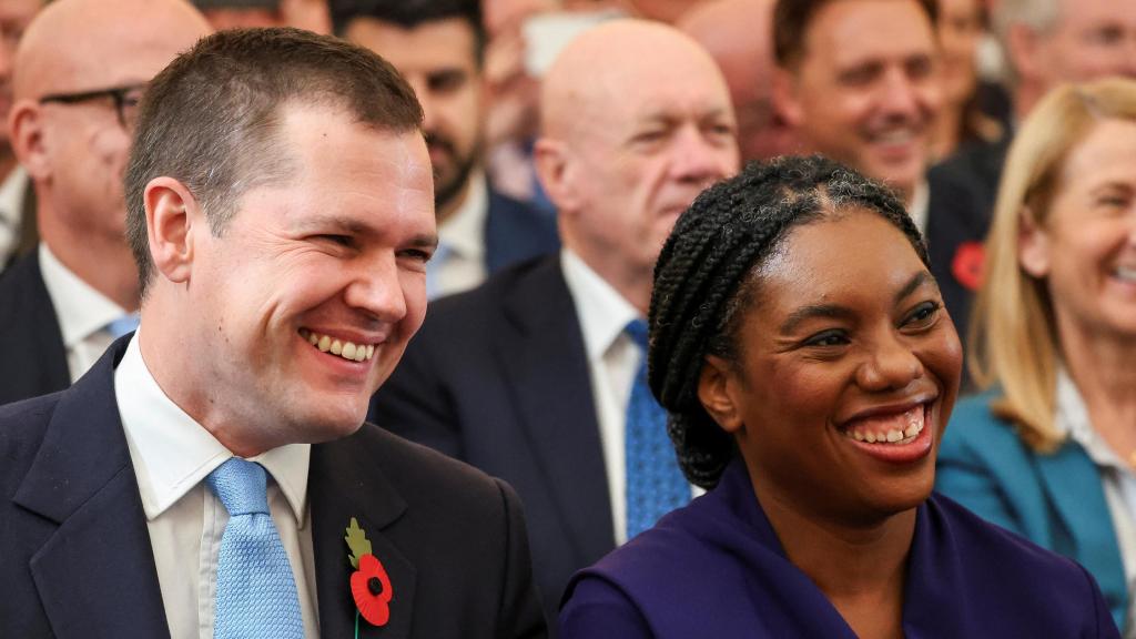 Kemi Badenoch sentada junto a Robert Jenrick, el día en que fue anunciada como nueva líder del Partido Conservador británico, en Londres, Gran Bretaña, el 2 de noviembre de 2024.