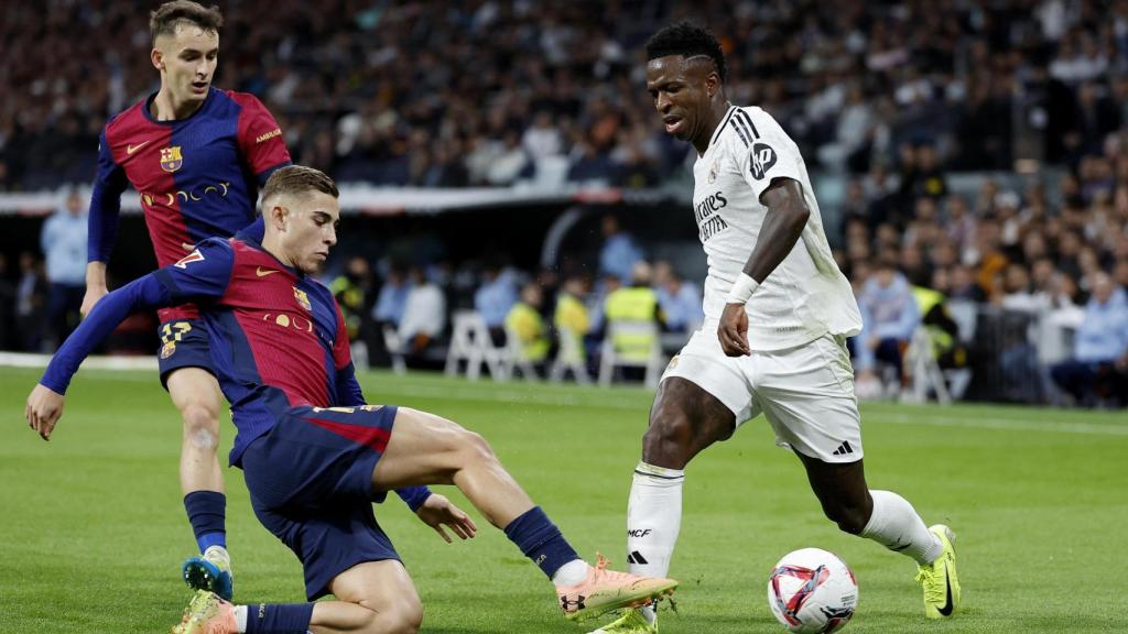 Fermín López trata de quitarle el balón a Vinicius en el Clásico de liga.