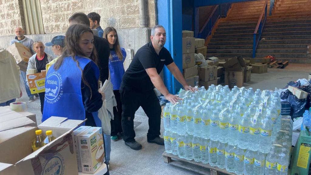 Recogida de productos en el estadio de Riazor