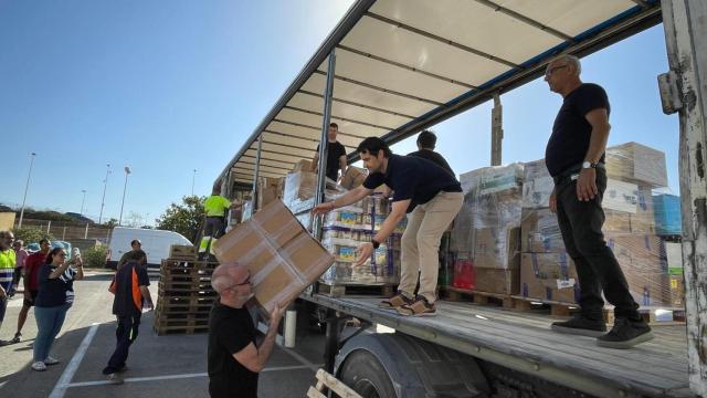 El alcalde de Torrevieja, Eduardo Dolón, ayudando en uno de los puntos de recogida de la localidad.