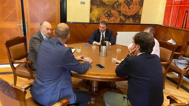 el delegado del Gobierno en Aragón, Fernando Beltrán, junto con el consejero de Hacienda, Interior y Administración Pública del Gobierno de Aragón, Roberto Bermúdez de Castro, y el presidente de la Federación Aragonesa de Municipios, Comarcas y Provincias (FAMCP), Carmelo Pérez.