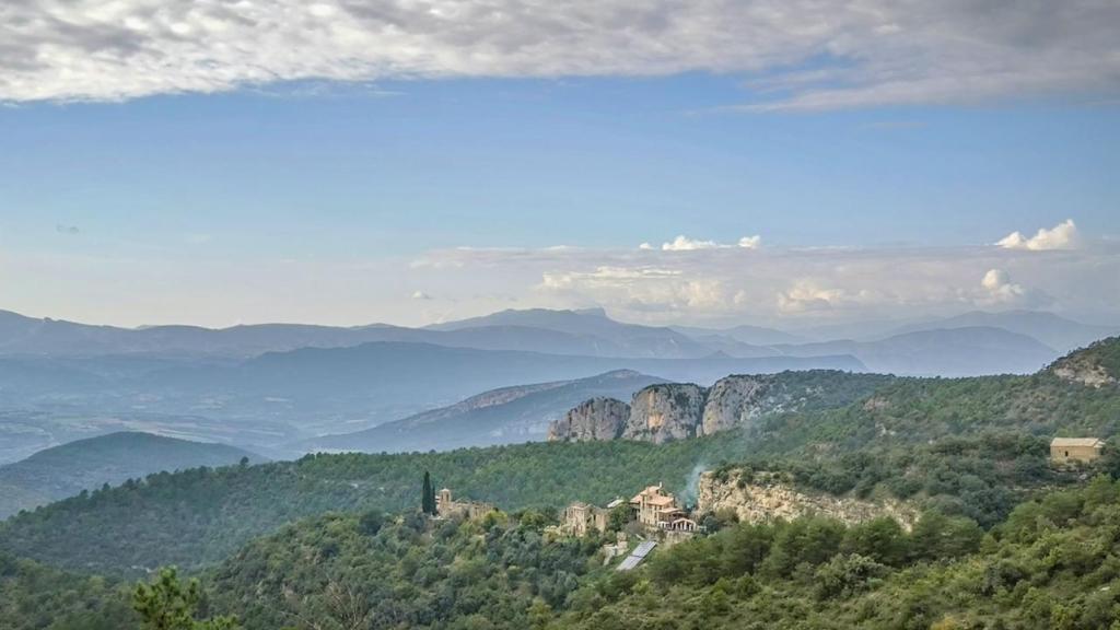 Un área boscosa de la aislada margen izquierda del río Cinca, vista desde el cerro de Pano.