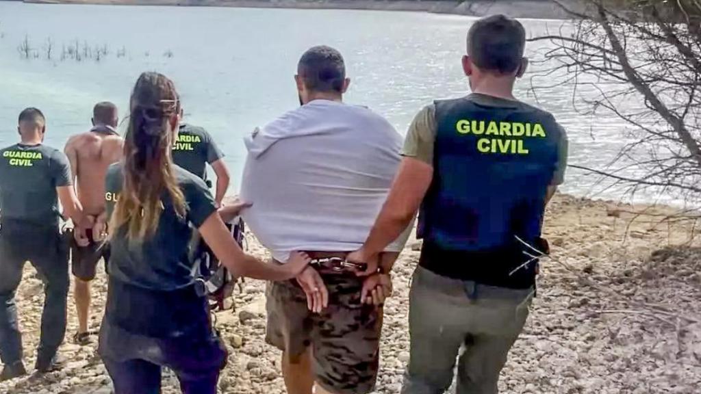 Varios agentes de la Guardia Civil durante un intervención de desarticulación de plantaciones de marihuana en la zona.