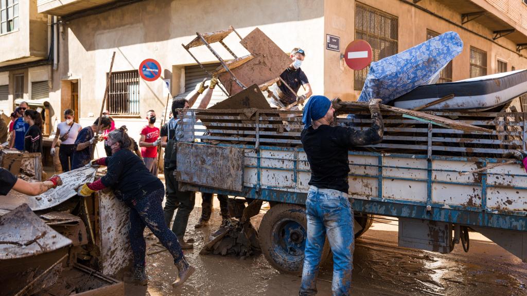 Múltiples voluntarios se organizan para retirar los muebles inservibles de las calles para despejar estás poco a poco. Fotografía realizada con Leica SL3.