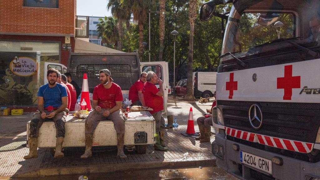 Múltiples voluntarios llegados con organizaciones apoyan en la recuperación de los pueblos arrasados por la riada. Fotografía realizada con Leica SL3.