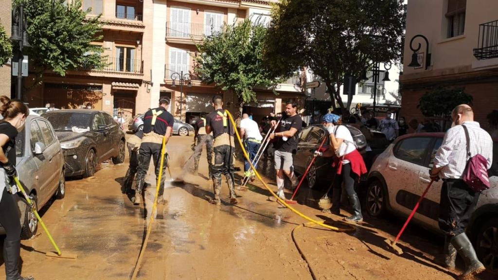 Los Bomberos del Ayuntamiento de Valladolid trabajando en Aldaia