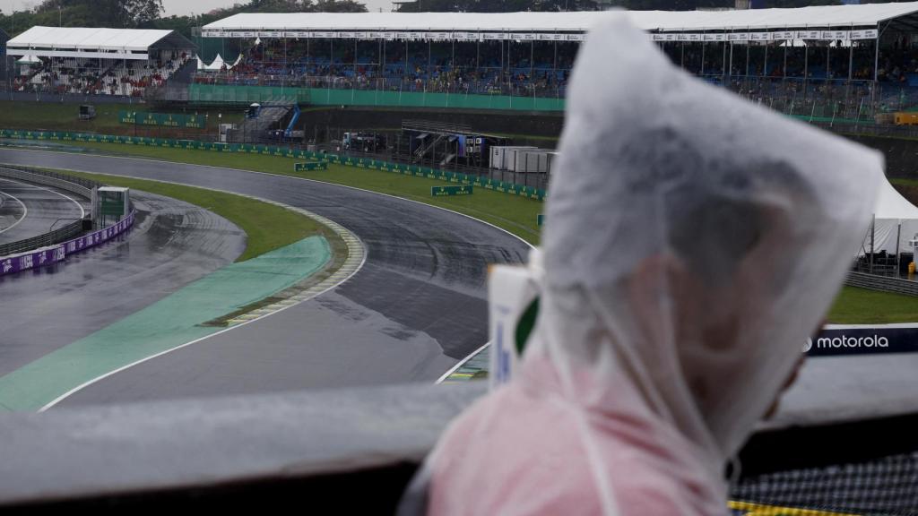 Un aficionado con chubasquero, en el GP de Brasil.