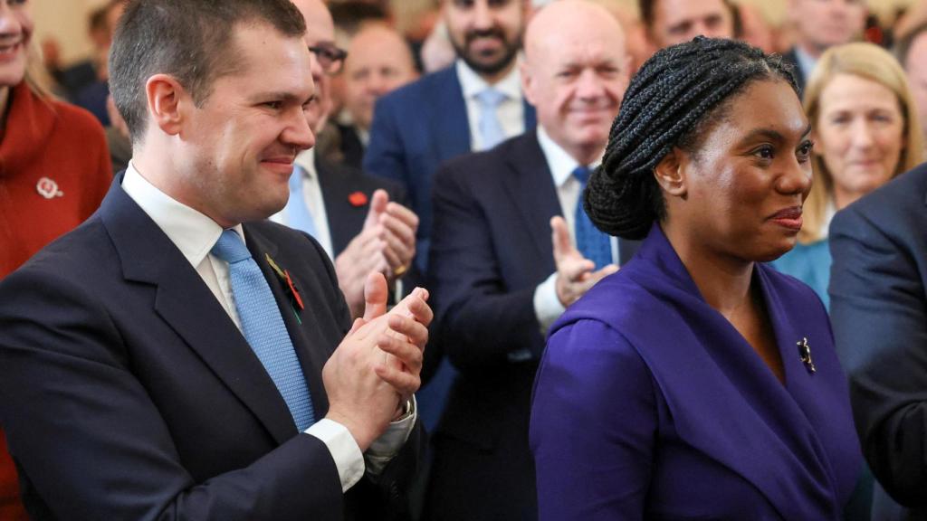 El Partido Conservador británico anuncia su nuevo líder: Robert Jenrick aplaude junto a Kemi Badenoch.