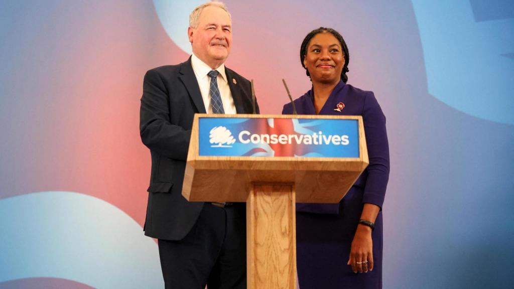 Kemi Badenoch se encuentra en el escenario junto al presidente del Comité 1922, Bob Blackman.