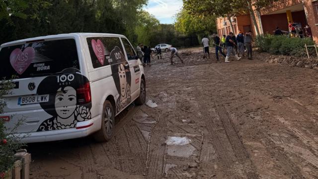 Un camión de Alicante gastronómica en una zona afectada de Valencia.