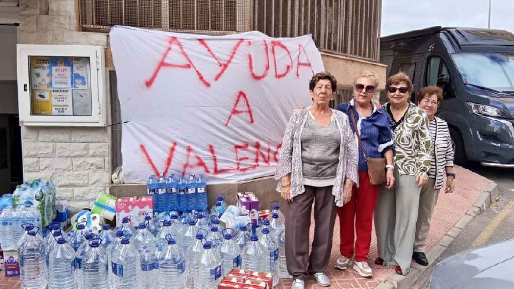 Un grupo de voluntarias de Torrevieja delante de un punto de recogida.