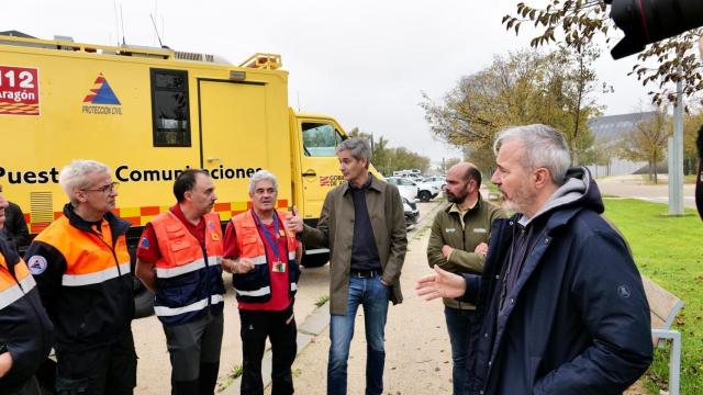 El Presidente de Aragón, Jorge Azcón, despide a los primeros efectivos del convoy  de Protección Civil que se desplaza a Valencia.