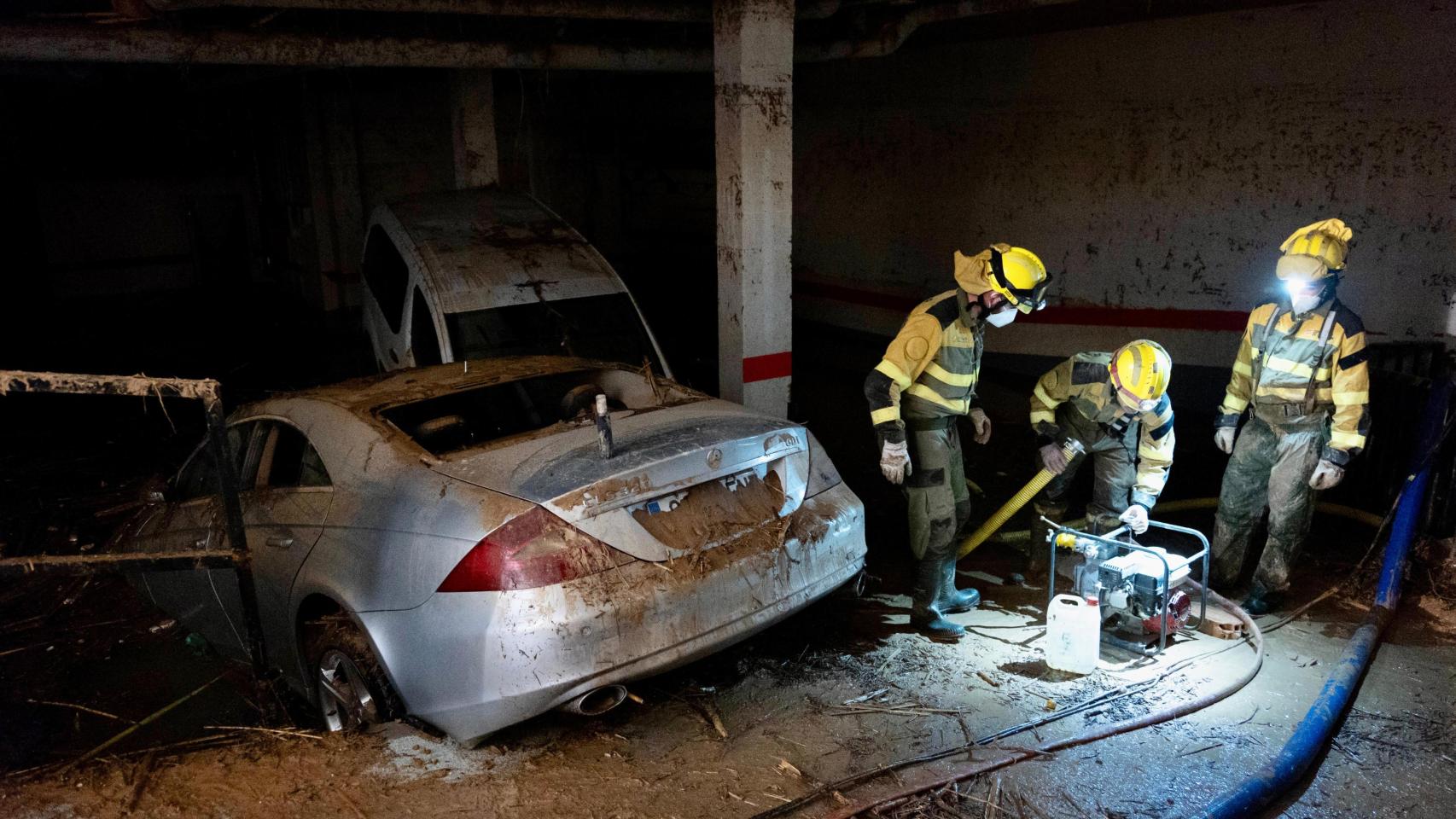 Los trabajos de bomberos y Protección Civil en el municipio valenciano de Catarroja para colaborar en las tareas de rescate tras la DANA.