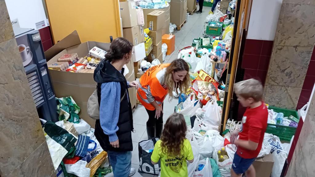 Recolecta de alimentos y materiales en El Refugio.