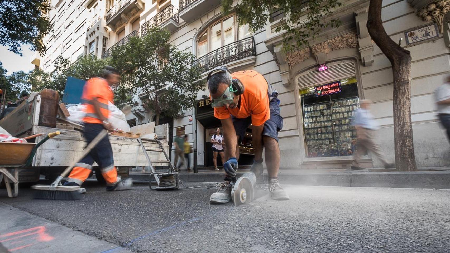 Unos obreros trabajando en el asfaltado de una calle en Zaragoza, en una imagen de archivo.