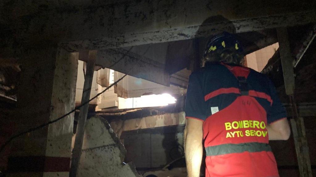 Un bombero del Ayuntamiento de Segovia trabajando en Alcira (Valencia)