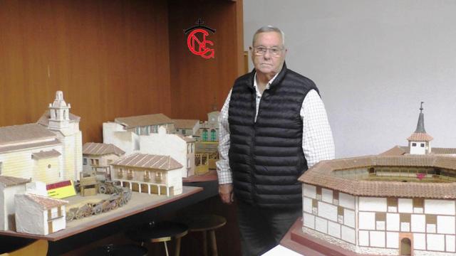 Angel Moralejo entre sus maquetas de plazas de toros emblemáticas