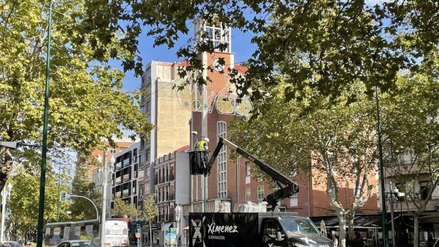 Iluminación Ximénez empieza a instalar las luces de Navidad en Valladolid