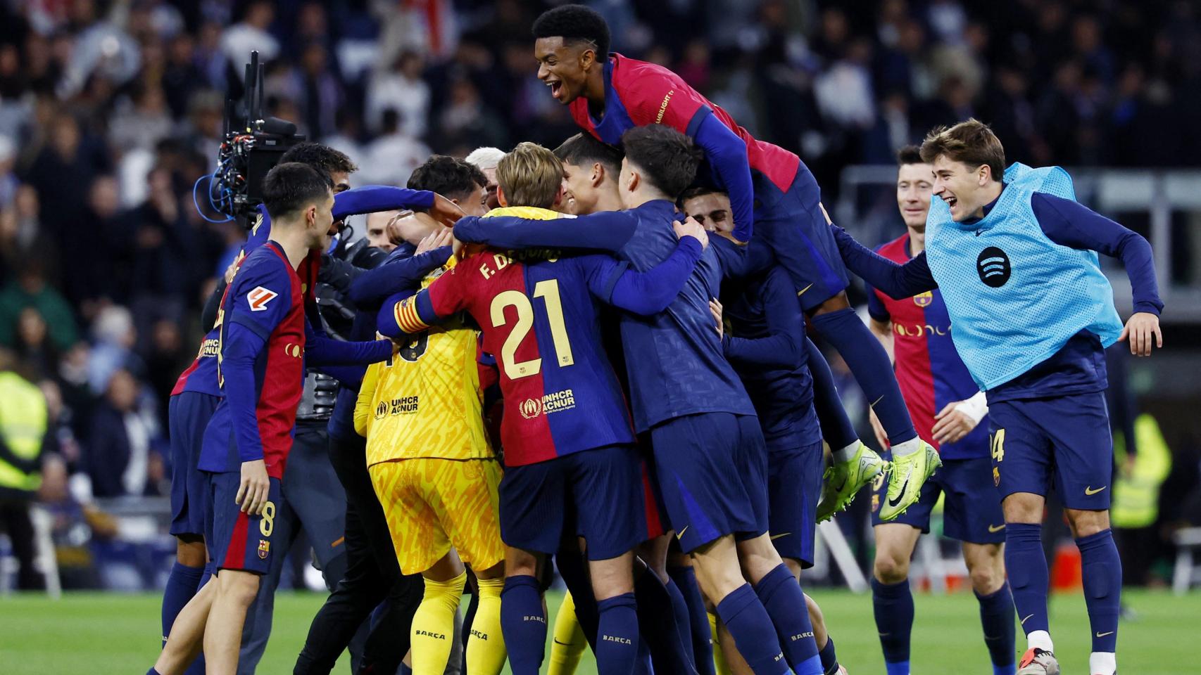 La plantilla del Barça celebra el triunfo ante el Real Madrid en el Santiago Bernabéu.