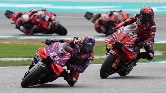 Jorge Martín por delante de Bagnaia en la carrera al sprint del GP de Malasia.