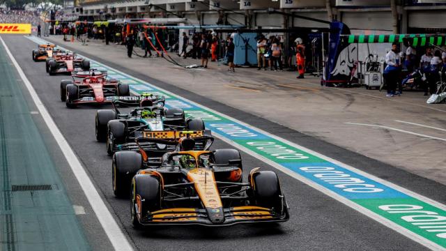 Los pilotos se preparan para salir a hacer la vuelta en la clasificación al sprint.