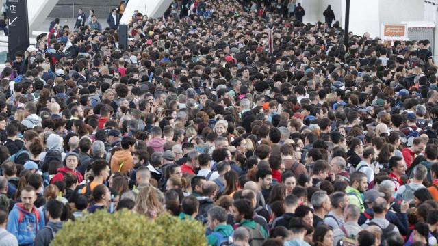 Miles de personas se presentan como voluntarios para ayudar a los damnificados por la DANA.