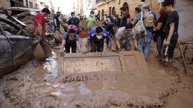 Voluntarios de todas partes de España están colaborando la limpieza de casas y calles de Utiel (Valencia) afectadas por la DANA