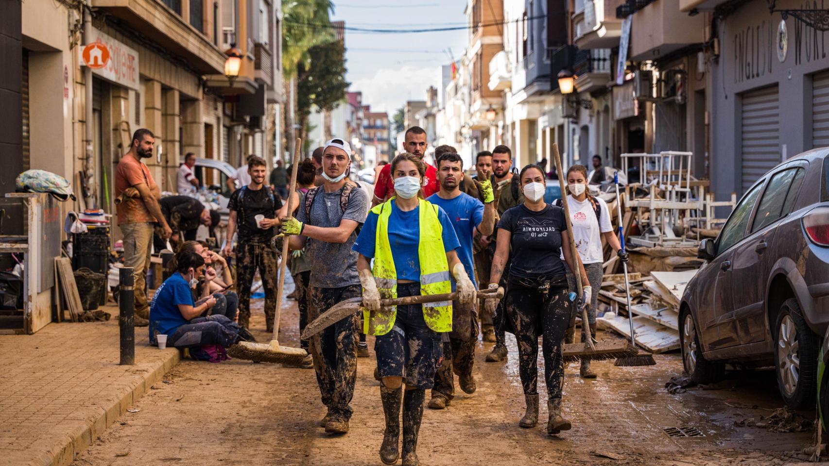 Cientos de voluntarios salen a las calles para ayudar con las tareas de limpieza de los destrozos provocados por la DANA en la 'zona cero' en Valencia.