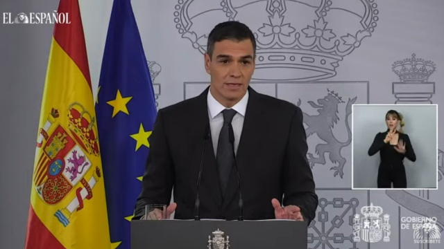 El presidente del Gobierno, Pedro Sánchez, este sábado en una declaración institucional en Moncloa.