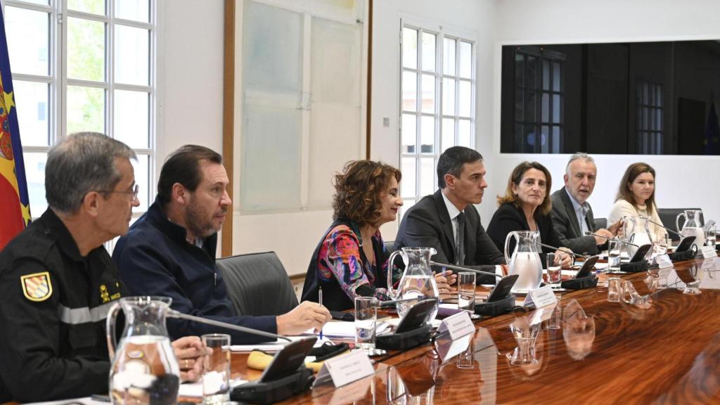 El presidente Pedro Sánchez, este sábado durante el comité de crisis celebrado en la Moncloa, junto a los ministros Óscar Puente, Maríajesús Montero, Teresa Ribera y Ángel Víctor Torres.