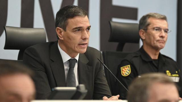 El presidente del Gobierno, Pedro Sánchez, este sábado en una visita al Cuartel General de la UME, en la Base Aérea de Torrejón de Ardoz.