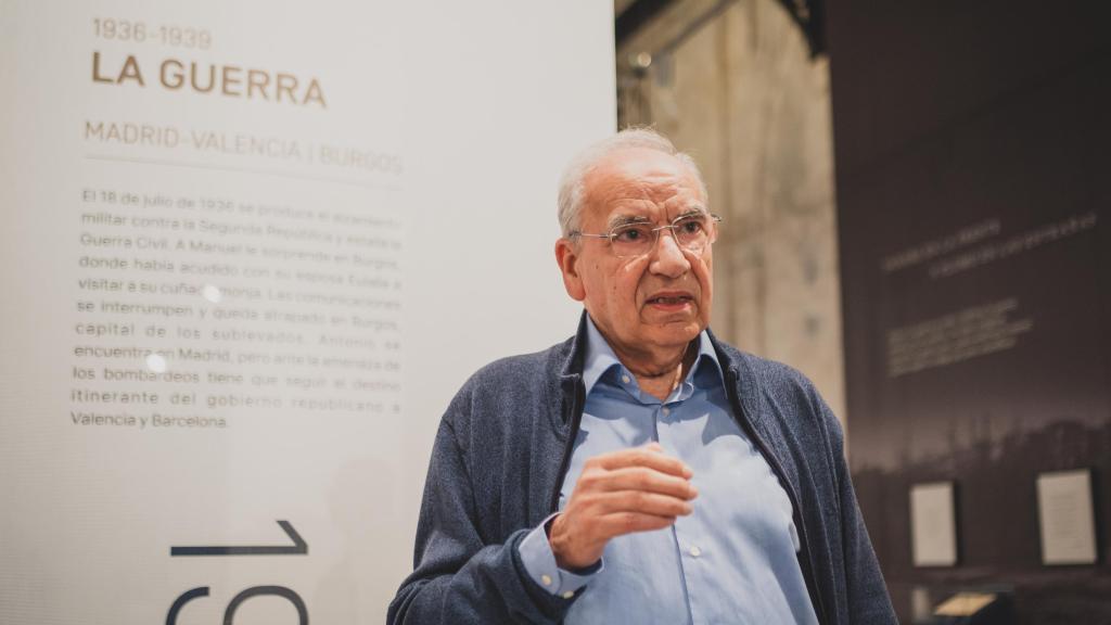 Retrato de Alfonso Guerra tomado en la fábrica de Artillería, lugar donde vivió de niño y donde ahora se inaugura la exposición sobre los hermanos Machado.