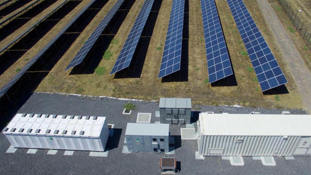 Parque fotovoltaico con una instalación de baterías para almacenamiento energético.