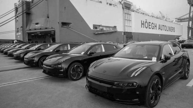 Coches chinos que llegan a Europa en barco.