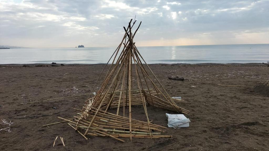 Cañas en Málaga dispuestas como un tipi.