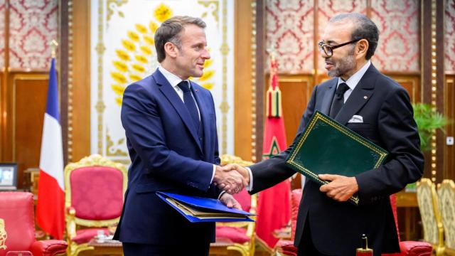 El rey de Marruecos, Mohammed VI, y el presidente francés Emmanuel Macron se dan la mano en Rabat, Marruecos, el 28 de octubre de 2024.