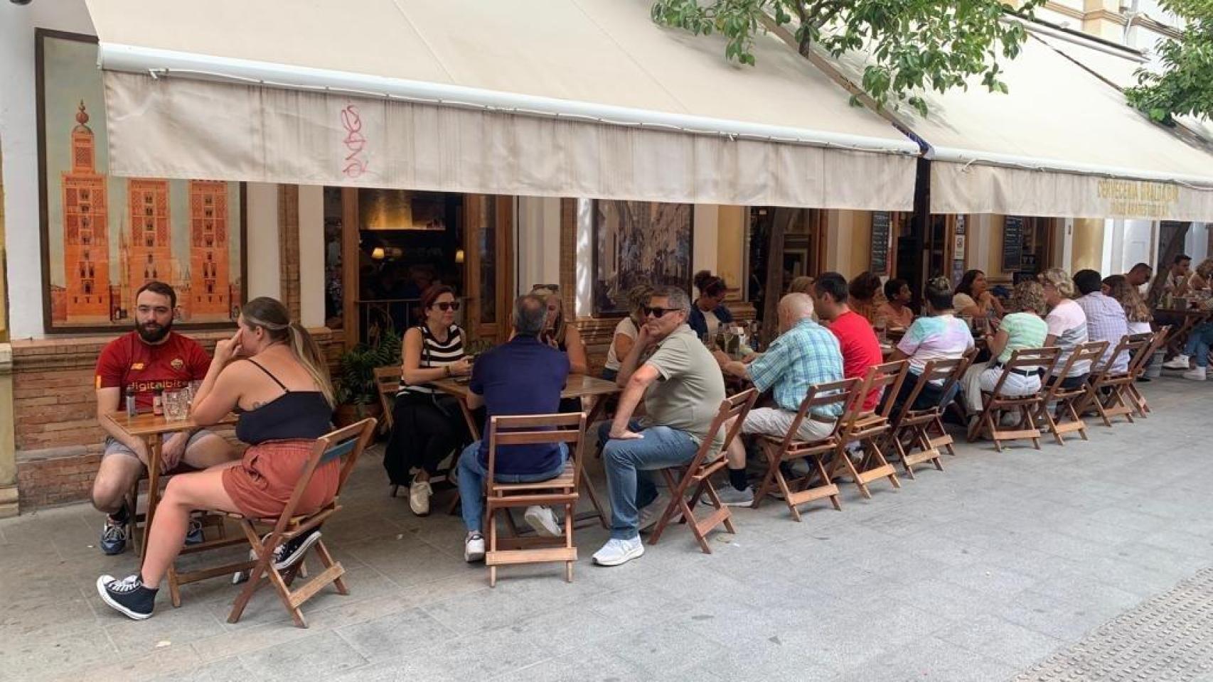 Veladores en la calle Mateos Gago.