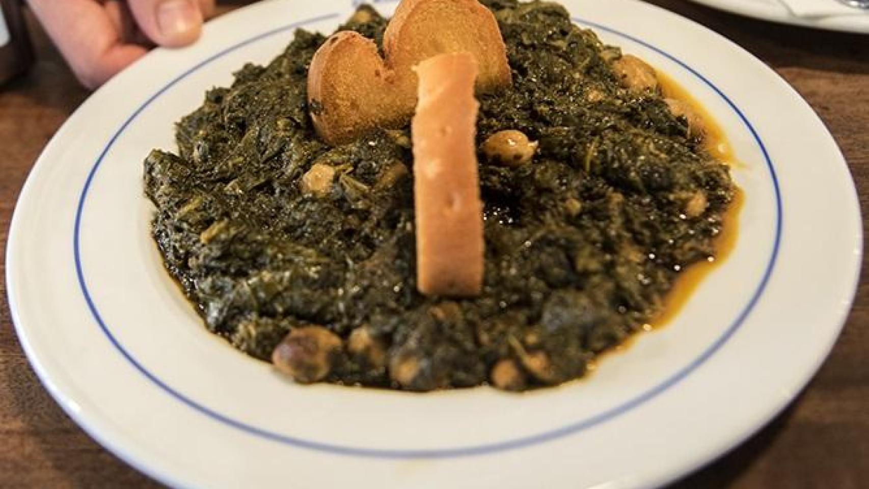 Las espinacas con garbanzos, uno de los manjares que brillan en esta calle.