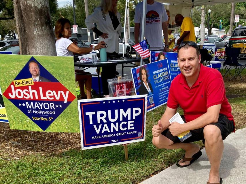 Tasio Suárez junto a un cartel de Trump tras ejercer su derecho al voto para las elecciones presidenciales del 5 de noviembre en Miamia