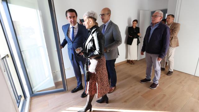 Foto: Archivo. El consejero de Medio Ambiente, Vivienda y Ordenación del Territorio, Juan Carlos Suárez-Quiñones, entrega las llaves de las viviendas de protección oficial de Santa Cristina de la Polvorosa (Zamora)