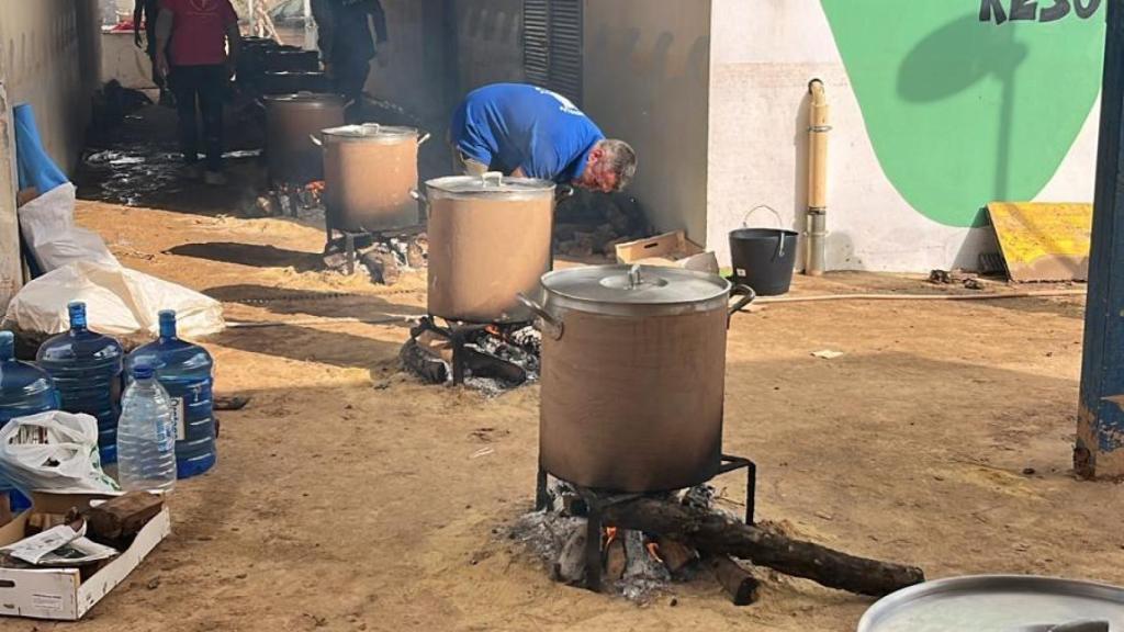 Las calderas que cocinan un grupo de varias peñas taurinas de Valencia. EE