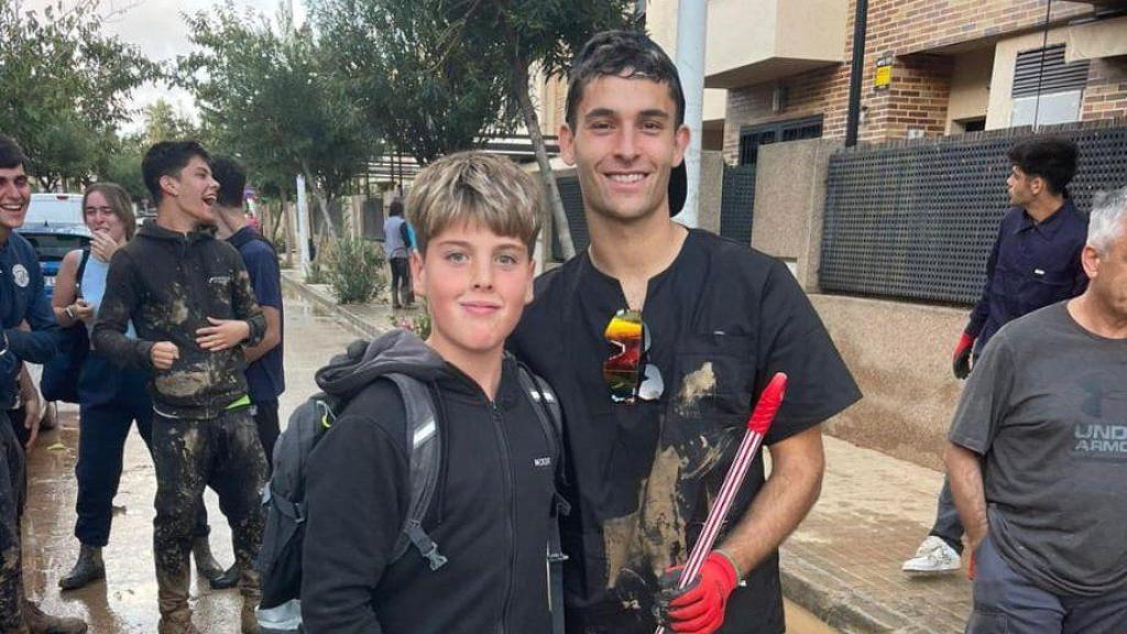 Hugo Duro, junto a un joven aficionado de una localidad valenciana afectada por la DANA