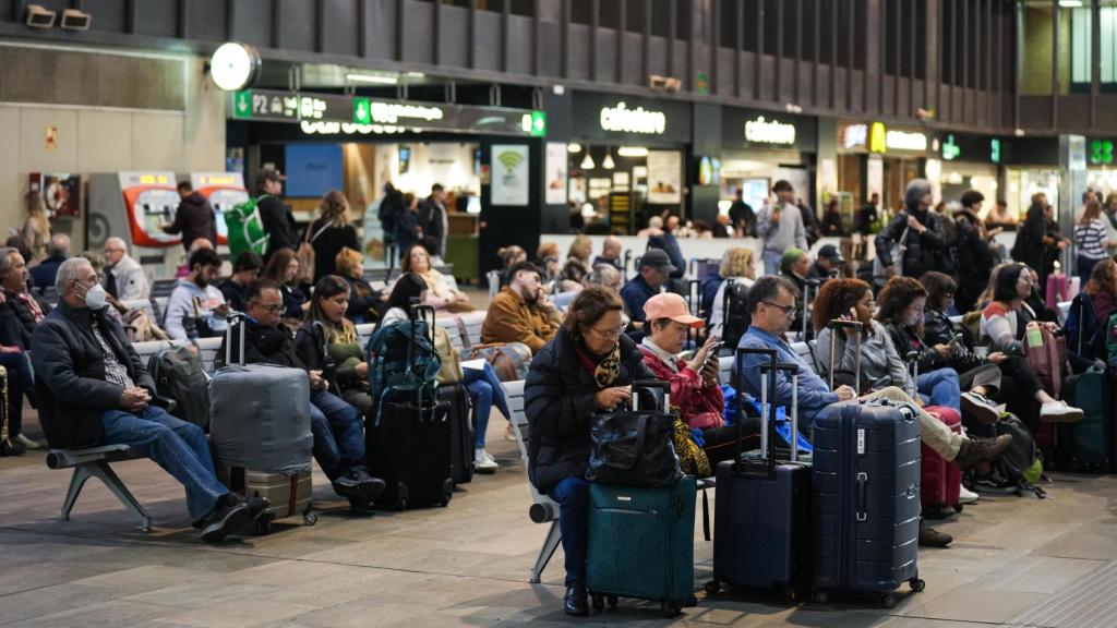 Pasajeros a la espera en la estación de Santa Justa de Sevilla.