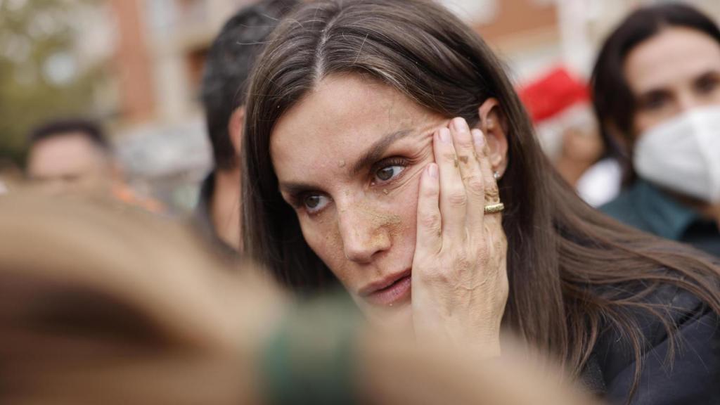 La reina Letizia, durante su visita a Paiporta este domingo.