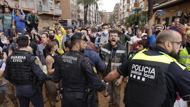 Vecinos de Paiporta muestran su rabia y descontento tras la devastadora DANA detrás de un cordón policial que trataba de impedir que pudieran acercarse a los Reyes, a Pedro Sánchez y a Carlos Mazón.