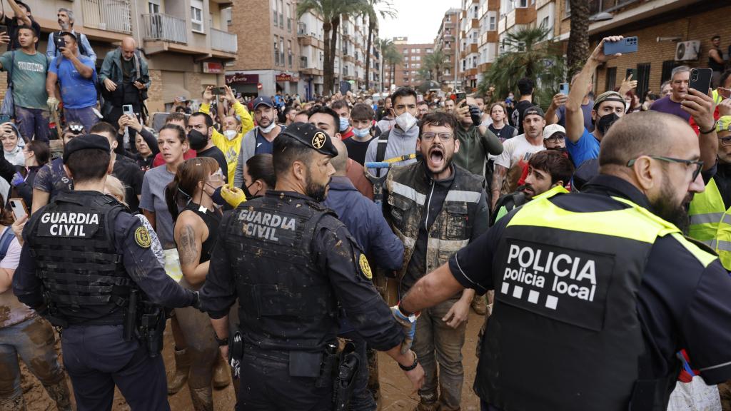 Vecinos de Paiporta muestran su rabia y descontento tras la devastadora DANA detrás de un cordón policial que trataba de impedir que pudieran acercarse a los Reyes, a Pedro Sánchez y a Carlos Mazón.